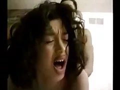 Ela fode com um vibrador enorme melhor vídeo pornô brasileiro e mete o punho na buceta