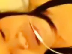 Uma mulher coloca melhores pornos brasileiros um gato Debaixo da língua e um pênis.