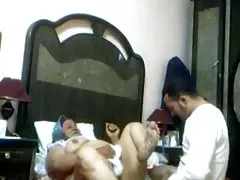 Aluna tira os óculos e os melhores xvideos brasileiro chupa um pau comprido por um buraco na parede