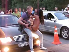 Ele tratou uma garota com suco de laranja e a o melhor do anal brasileiro beijou no banheiro de um café