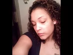 Mulher os melhores vídeos pornográfico brasileiro negra Sexy leva um pau grande da bunda para a boca.